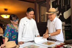 Gia đình cố nhạc sĩ Trịnh Công Sơn bên những tài liệu và bút tích của ông. Ảnh: Gia đình cung cấp