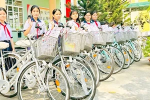 Học sinh có hoàn cảnh khó khăn của xã Nhuận Đức (huyện Củ Chi) nhận xe đạp do Đoàn cơ sở Báo SGGP và các nhà tài trợ trao tặng