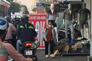 Tình trạng bán hàng tràn ra trên vỉa hè đường Xô Viết Nghệ Tĩnh, phường 25, quận Bình Thạnh, TPHCM