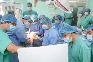 Ghép tim từ người chết não ở Quảng Ninh hiến tặng cho bệnh nhân suy tim giai đoạn cuối tại Bệnh viện Trung ương Huế, Thừa Thiên Huế. Ảnh: VĂN THẮNG