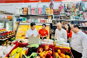 Phó Chủ tịch UBND TPHCM Nguyễn Văn Dũng cùng đoàn khảo sát tham quan mô hình kinh doanh tại cửa hàng Huyền Anh (Chung cư Picity, quận 12) chiều 12-4
