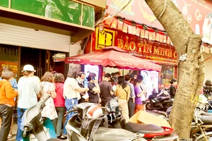 Sáng 12-4, người mua bán vàng phải xếp hàng dài ở phố Trần Nhân Tông, Hà Nội