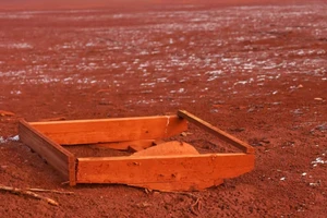 Bùn đỏ (cặn bauxite) tràn ra ngoài gây ô nhiễm môi trường. Ảnh: New Atlas