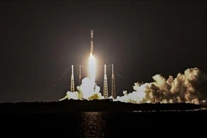 Tên lửa Falcon 9 của SpaceX mang theo vệ tinh Starlink 4-20 rời bệ phóng tại trung tâm vũ trụ ở Mũi Canaveral, bang Florida, Mỹ ngày 4-9-2022