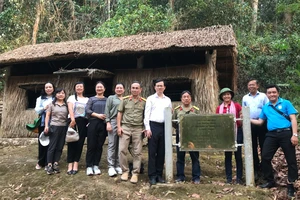 Đoàn thăm các di tích lịch sử tại Điện Biên Phủ