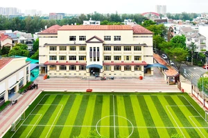 Trường THCS Trung Sơn (huyện Bình Chánh, TPHCM) vừa được xây dựng khang trang, thiết bị hiện đại. Ảnh: HOÀNG HÙNG
