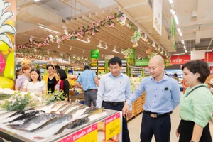Lãnh đạo Sở Công thương TPHCM và Saigon Co.op kiểm tra chất lượng hàng hóa tại hệ thống siêu thị Co.opmart