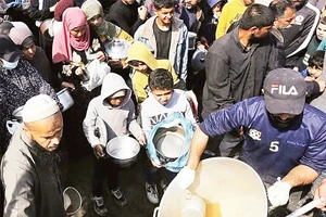  Người dân Gaza nhận hàng cứu trợ nhân đạo. Ảnh: UN NEWS