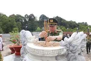 Bộ trưởng Tô Lâm cùng Đoàn công tác của Bộ Công an và lãnh đạo tỉnh Tây Ninh dâng hương tại Bia Chiến thắng tại Khu di tích lịch sử, văn hóa Ban An ninh Trung ương Cục miền Nam