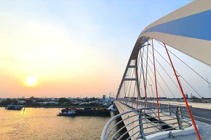 Cầu Trần Hoàng Na bắt qua sông Cần Thơ lung linh trong buổi chiều