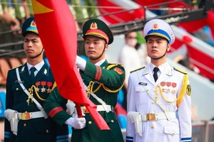 Lễ kỷ niệm 70 năm Chiến thắng Điện Biên Phủ diễn ra dưới trời mưa