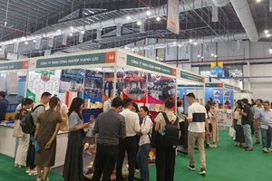 Nhiều khách hàng tham quan Triển lãm Quốc tế Giấy và Bao bì Việt Nam