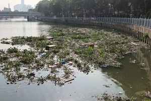 Mỗi ngày, người dân xả ra kênh Nhiêu Lộc - Thị Nghè (TPHCM) khoảng 10.000 tấn rác. Ảnh: MINH HẢI
