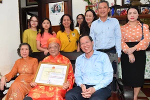 Chủ tịch UBND TPHCM Phan Văn Mãi đến thăm, chúc thọ người cao tuổi trên địa bàn quận 3, TPHCM, tháng 6-2023. Ảnh: VIỆT DŨNG