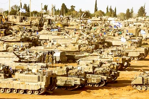 Xe tăng của Israel tập kết gần khu vực giáp biên giới giữa Israel và Dải Gaza ngày 9-5. Ảnh: REUTERS