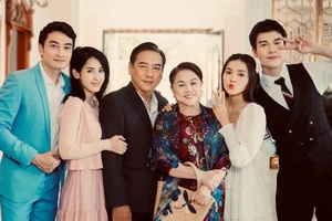 Nghệ sĩ Thành Hội (thứ 3, từ trái qua) và Ái Như (thứ 4, từ trái qua) cùng các diễn viên trẻ trong phim đang quay Màu của tình yêu. Ảnh: ĐPCC