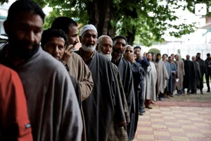 Cử tri xếp hàng tại một điểm bỏ phiếu, trong giai đoạn 4 của cuộc tổng tuyển cử, ở quận Pulwama phía Nam Kashmir, Ấn Độ ngày 13 -5. Ảnh: Reuters