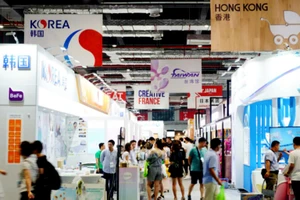 Một hội chợ thương mại ở Thượng Hải, Trung Quốc với sự tham gia của các doanh nghiệp Hàn Quốc và Nhật Bản. Ảnh: CNA