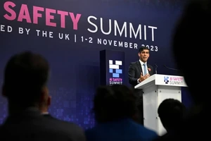 Thủ tướng Anh Rishi Sunak phát biểu trong Hội nghị thượng đỉnh về an toàn trí tuệ nhân tạo (AI) của Vương quốc Anh tại Bletchley Park, gần Milton Keynes, Anh, ngày 2 tháng 11 năm 2023. Nguồn: Reuters