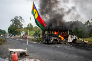 Một phương tiện bị người biểu tình đốt cháy tại New Caledonia hôm 19-5