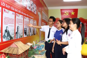 Học sinh Trường THPT Phú Nhuận (quận Phú Nhuận, TPHCM) tìm hiểu về cuộc đời, sự nghiệp của Bác Hồ tại Không gian văn hóa Hồ Chí Minh ngay tại trường Ảnh: THÁI PHƯƠNG