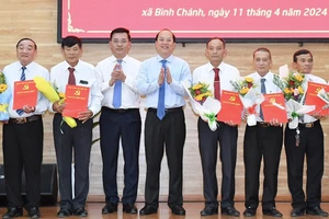 Phó Bí thư Thường trực Thành ủy TPHCM Nguyễn Hồ Hải chúc mừng các đồng chí Bí thư chi bộ ấp ở xã Bình Chánh (huyện Bình Chánh, TPHCM) nhận nhiệm vụ. Ảnh: VIỆT DŨNG