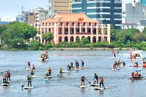 Người dân, du khách hào hứng tham gia nhiều hoạt động tại Lễ hội Sông nước