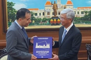 Phó Chủ tịch UBND TPHCM Võ Văn Hoan tặng Đại sứ Thổ Nhĩ Kỳ Korhan Kemik quà lưu niệm. Ảnh: Thụy Vũ