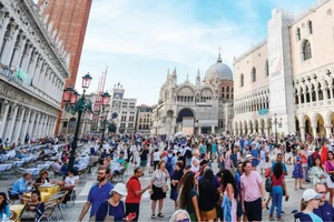 Rất đông du khách đổ xô đến Venice, Italy. Ảnh: CNN