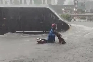Nguyên nhân mưa lớn, biến Quảng Ninh - Hải Phòng thành biển nước mênh mông