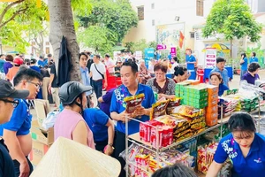 Người tiêu dùng mua sắm sản phẩm xanh của Saigon Co.op