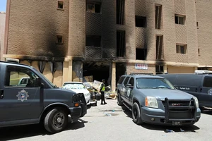 Hiện trường vụ cháy chung cư ở TP Mangaf (miền nam Kuwait), vào ngày 12-6. Ảnh: REUTERS
