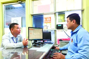 Khách hàng cung cấp thông tin cho nhân viên trạm xăng Saigon Petro quận 10 (TPHCM) xuất hóa đơn điện tử. Ảnh: Hoàng Hùng