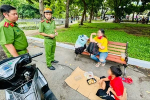 Lực lượng chức năng phát hiện người phụ nữ dắt theo con nhỏ (5 tuổi) tá túc ở ghế đá Công viên 23-9