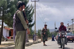 Lực lượng Taliban gác tại hiện trường một vụ tấn công ở Faizabad, tỉnh Badakhshan (Afghanistan)