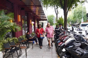  Được sử dụng tạm một phần vỉa hè, các cơ sở kinh doanh trên đường Lê Thánh Tôn, quận 1 (TPHCM) đảm bảo lối đi thông thoáng cho người đi bộ. Ảnh: THU HƯỜNG