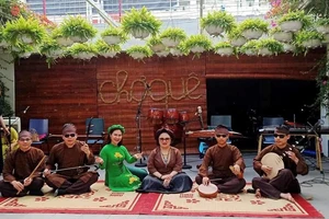 Thầy Trần Bình Minh (ngoài cùng bên trái) biểu diễn cùng ban nhạc Nắng mới