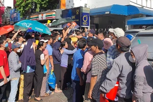 Dòng người xếp thành 2 hàng trước Công ty SJC trên đường Nguyễn Thị Minh Khai, quận 3, TPHCM Ảnh: ĐOÀN HIỆP