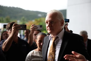 Ông Julian Assange rời khỏi tòa án tại Saipan ngày 26-6. Ảnh: REUTERS