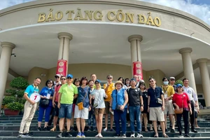 Khách trong nước và quốc tế tham quan Côn Đảo do Lữ hành Saigontourist tổ chức