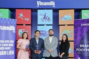 Đại diện Kantar Việt Nam (bên phải) trao các chứng nhận cho ông Nguyễn Quang Trí – Giám đốc điều hành Marketing Vinamilk