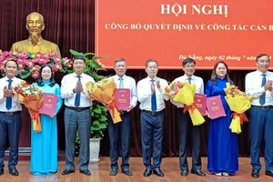 Lãnh đạo TP Đà Nẵng trao quyết định, tặng hoa chúc mừng các đồng chí được điều động, bổ nhiệm