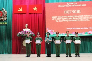 Trung tướng Lê Hồng Nam, Giám đốc Công an TPHCM trao khen thưởng cho cán bộ chiến sĩ có thành tích xuất sắc