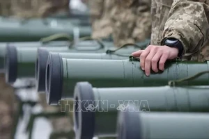 Quân nhân Ukraine tại lễ chuyển giao các thiết bị quân sự và vũ khí hạng nặng tại Kiev. Ảnh tư liệu: Getty Images/TTXVN 