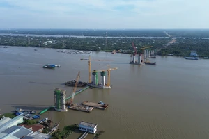 Cầu Rạch Miễu 2 (bắc qua sông Tiền, nối 2 tỉnh Tiền Giang và Bến Tre) được Chính phủ lùi thời gian thông xe đến năm 2026 (thay vì năm 2025 như kế hoạch). Ảnh: NGỌC PHÚC
