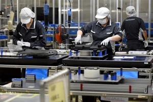 Công nhân làm việc tại một nhà máy ở Utsunomiya (Nhật Bản). Ảnh: AFP/TTXVN