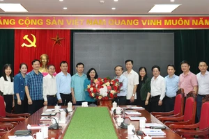 Đồng chí Bùi Thị Minh Hoài bàn giao công tác lãnh đạo cho đồng chí Phạm Tất Thắng. Nguồn: VGP