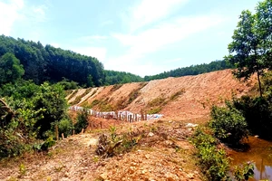 Đập công trình hồ chứa nước Khe Cọi được gia cố tạm thời