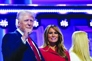 Ông Donald Trump và vợ , bà Melania Trump, tại Đại hội toàn quốc của đảng Cộng hòa. Ảnh: REUTERS