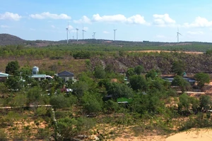 Hàng ngàn mét vuông đất cùng nhiều công trình không phép vẫn ngang nhiên tồn tại ở khu vực thắng cảnh đồi cát bay Mũi Né 